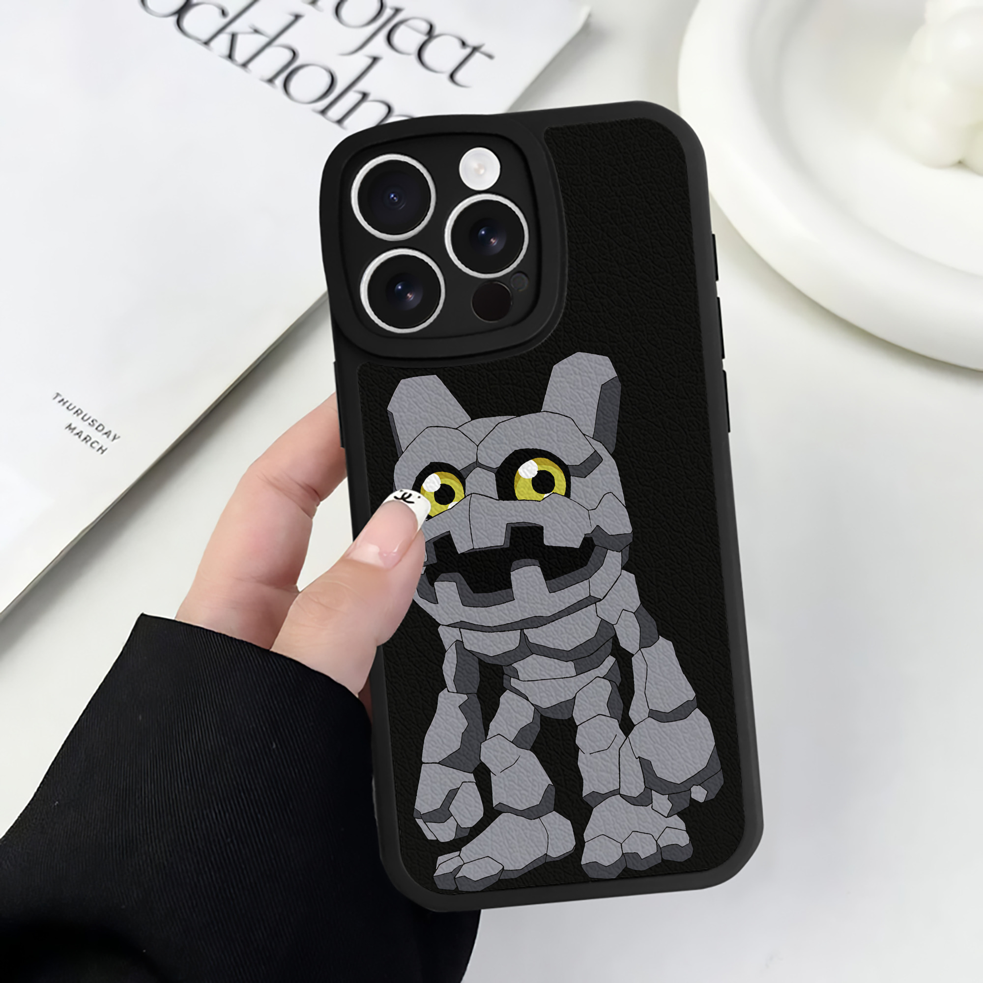 （画像用） Digimon デジタルモンスター/デジモン 【iPhone 16シリーズ対応】シリコンスマホケース（レザー調） 材質：シリコン